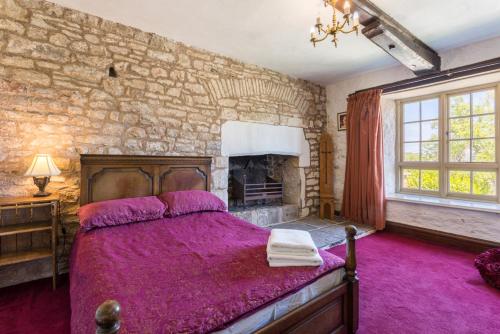 
A bed or beds in a room at Caldicot Chateau Sleeps 16 WiFi
