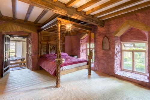 
A bed or beds in a room at Caldicot Chateau Sleeps 16 WiFi
