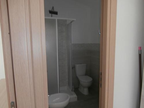 La salle de bains est pourvue de toilettes et d'un lavabo. dans l'établissement Bilo Francesca e Massimo, à Castelnuovo Magra