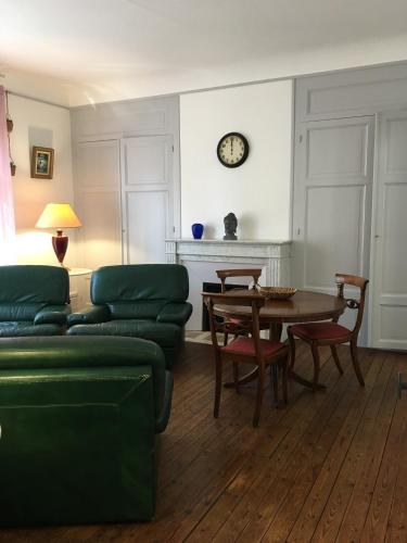 Aux Pieds de La Cathedrale