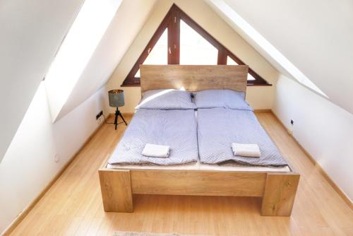 Postel nebo postele na pokoji v ubytování Rooftop Deluxe apartment