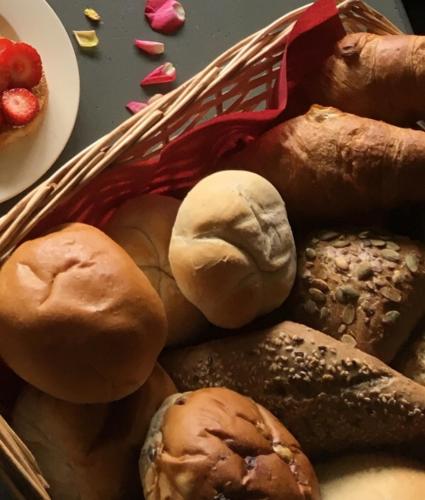 a basket filled with different types of bread at Op Geneijgen in Grathem