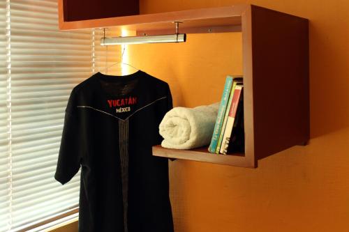 a black tshirt on a shelf in a room at Hostel Hospedarte Chapultepec in Guadalajara