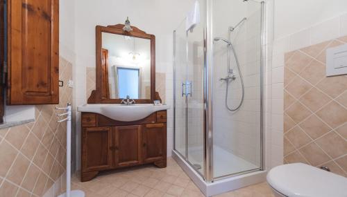 a bathroom with a sink and a shower with a mirror at Locanda agricola Posapiano in Montecarlo