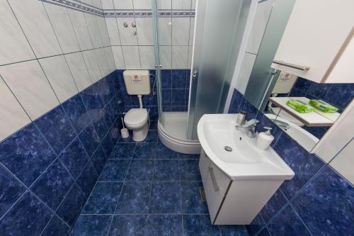 ein Badezimmer mit Toilette und Waschbecken in der Unterkunft Apartments Sunset Dolac in Primošten