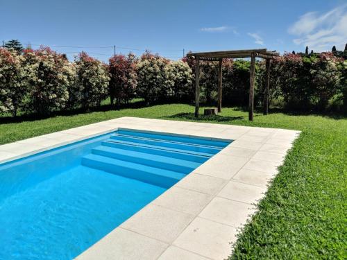 una piscina en un patio con cenador en La Colorada en San Pedro