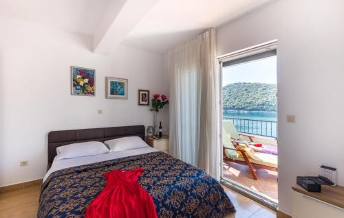 Un dormitorio con una cama y una ventana grande en Apartments Regina Maris, en Klek