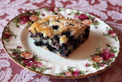 Mount Gilead的住宿－Rose Heart Inn，盘子上的一块蓝莓蛋糕
