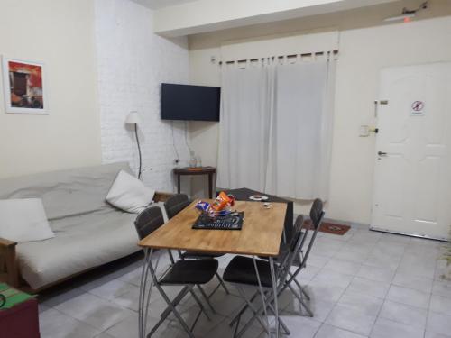 una habitación con una cama, una mesa y sillas en Apartamento Hernandez, en Villa Mercedes