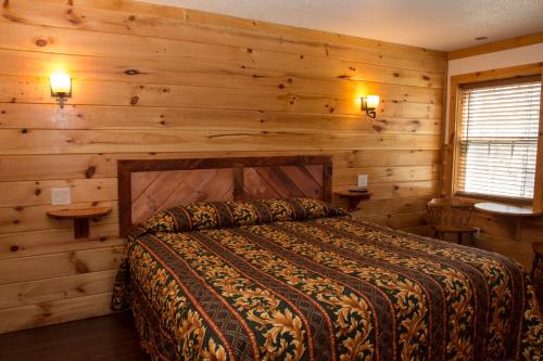 En eller flere senge i et værelse på King Hendrick Motel and Suites
