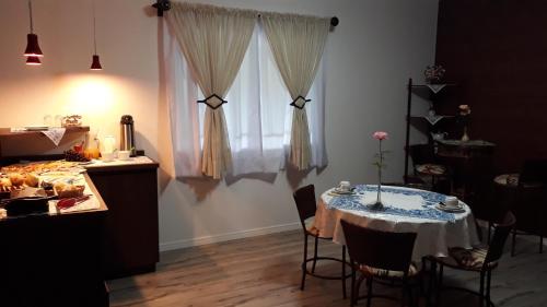 a dining room with a table and a window at Familien Haus Pousada in Pomerode