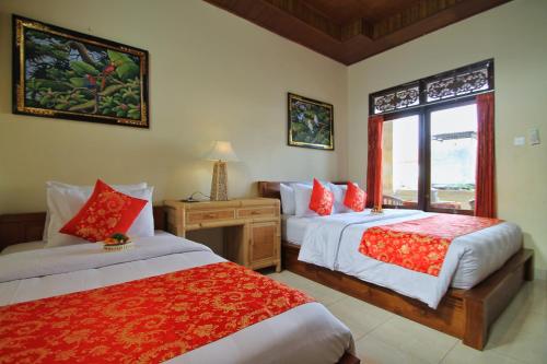 1 dormitorio con 2 camas y ventana en Narda House Ubud, en Ubud