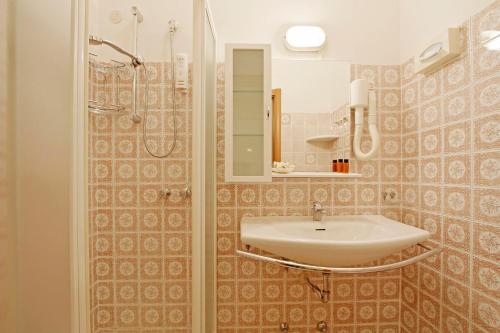 Un baño con lavabo y ducha en Hotel Deborah, en Milano Marittima