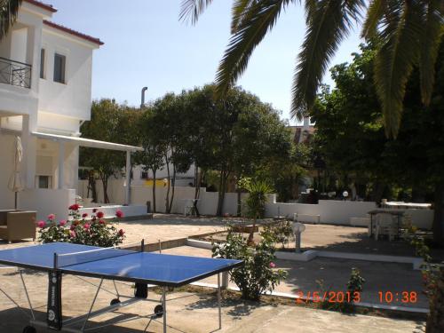 Πινγκ πονγκ στο Apocalypsis Studios-Apartments ή εκεί κοντά