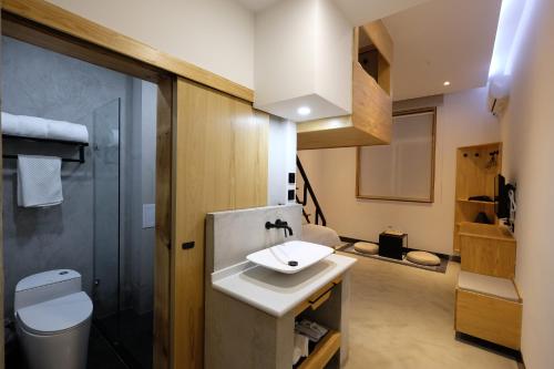 ห้องน้ำของ DaLi LOFT Travelling With Hostel