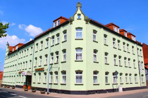 ein großes weißes Gebäude an der Straßenseite in der Unterkunft Apartment Hotel Lindeneck in Erfurt