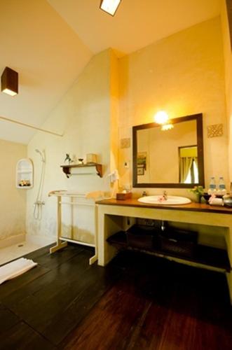 a bathroom with a sink and a mirror at Villa Khao Phaengma in Wang Nam Khieo