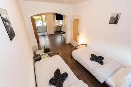 een kamer met 2 bedden en een spiegel bij AVR Apartment HOF 8 in Bremerhaven