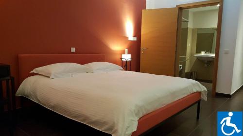A bed or beds in a room at Orizontes View Hotel