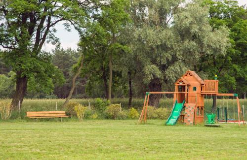 Zona de juegos infantil en Brzezina Resort - Wille