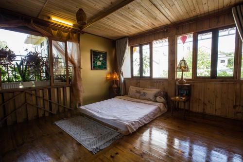 Tempat tidur dalam kamar di The HillSide Homestay Hue
