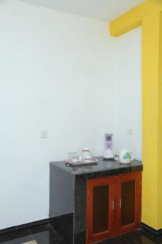 a kitchen with a counter and a counter top at Villa Sidu in Induruwa