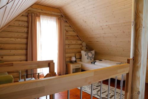 1 dormitorio en una cabaña de madera con cama y ventana en Blockhaus en Lahr