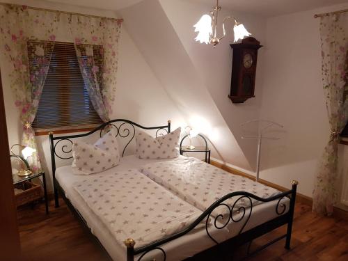Postel nebo postele na pokoji v ubytování Ferienwohnung Müller