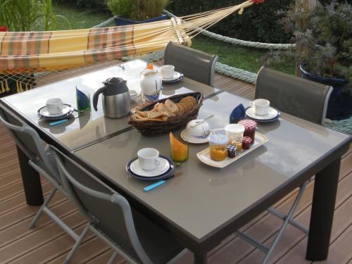 - une table avec de la nourriture et un panier de nourriture dans l'établissement Chambres d'hôtes de Pont C'Hoat, à Névez