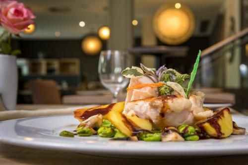 een wit bord eten op een tafel bij SALAMANDRA Hotel in Banská Štiavnica