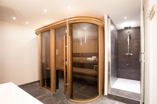 ein Bad mit einer Dusche und einer Glastür in der Unterkunft Chalet Montana- Chamonix All Year in Chamonix-Mont-Blanc