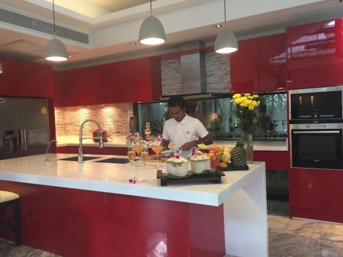 een man die in een keuken staat en eten klaarmaakt bij Villa Julia koh Samui beach with Cook and Majordome in Lamai