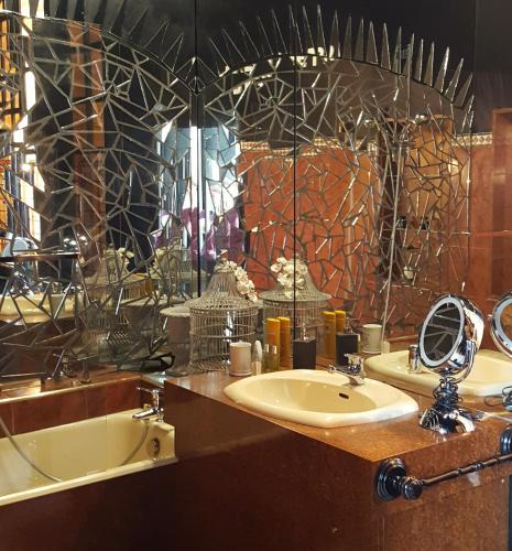 a bathroom with two sinks and a large mirror at PIED A TERRE DE CHARME - 80 m2 - Hyper centre - Parking in Albi