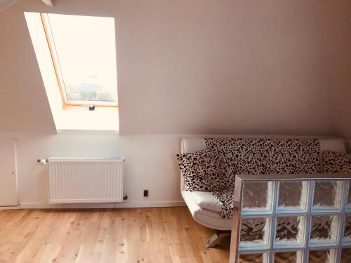 a bedroom with a bed and a window at Centralt i Gentofte i 2 plan, ved S-Tog og busser in Gentofte