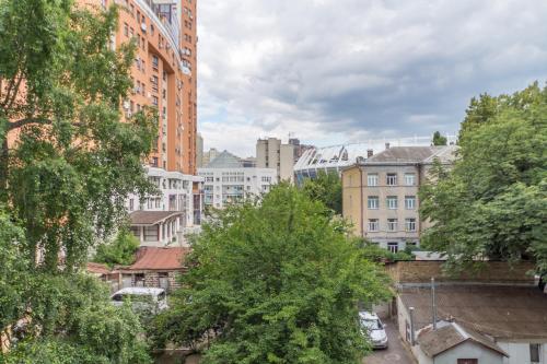 キーウにあるDayFlat Apartments Olimpiyska Areaの建物や木々が並ぶ市街の景色