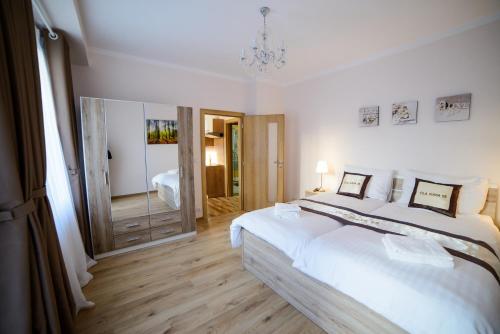 Un pat sau paturi într-o cameră la Diana Apartments Karlovy Vary