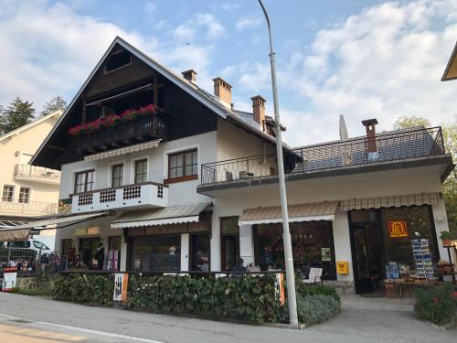 un bâtiment situé au coin d'une rue dans l'établissement Studio Kolman, à Bled