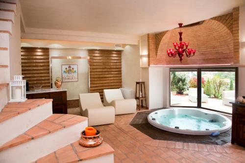 un grand salon avec un bain à remous dans l'établissement AgriResort Spa Glamping Poggio Di Montedoro, à Montefiascone