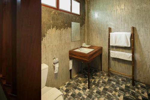 Vannas istaba naktsmītnē Chiang Dao Reset