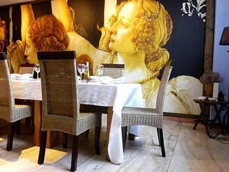 a restaurant with a bust of a woman sitting at a table at Posada Tresmentiras in Aldeanueva del Camino