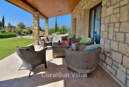 Posezení v ubytování ELITE Amazing Villa with Heated Pool by Coral Sun Villas