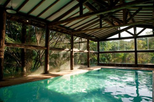 uma grande piscina num pavilhão com em Hotel Ponto de Luz em Joanópolis