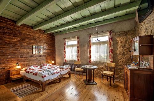 Llit o llits en una habitació de Penzión Tokaj Ostrožovič