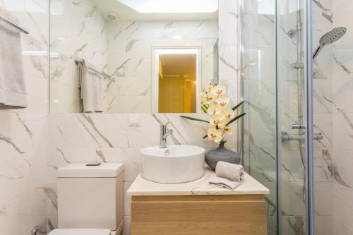 La salle de bains est pourvue d'un lavabo, de toilettes et d'une douche. dans l'établissement Brand new and cozy Alfama Experience, à Lisbonne
