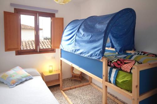 Litera con dosel azul en una habitación en La Casita Delfin Azul, en Sa Ràpita