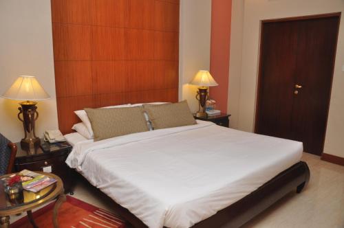 Ein Bett oder Betten in einem Zimmer der Unterkunft The Hans, New Delhi