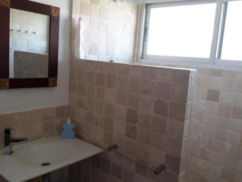 a bathroom with a sink and a mirror at urbanización puerto paraiso in Estepona