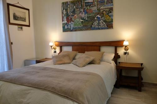 um quarto com uma cama grande e 2 almofadas em CASA MARINA em Nápoles