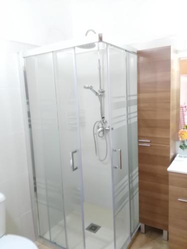 a glass shower stall in a bathroom at Chalet Ruta Las Lagunetas in Vega de San Mateo