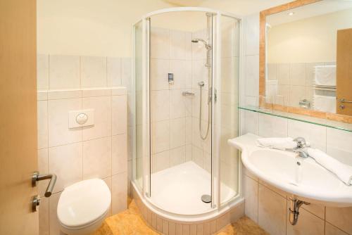 ゼルデンにあるGästehaus Europaのバスルーム(シャワー、トイレ、シンク付)